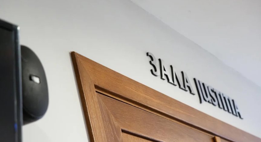 14-годишният, обвинен за убийството на майка си, остава в ареста