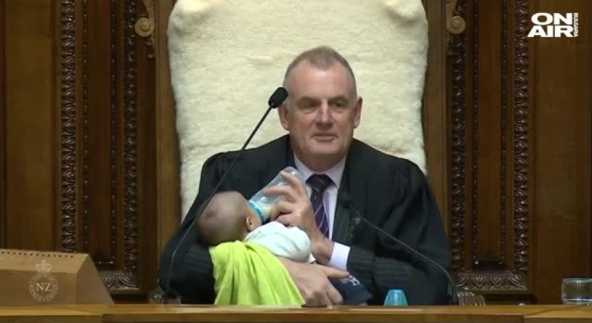 Председателят на парламента в Нова Зеландия нахрани бебе в пленарна зала