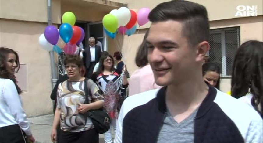 Алкохол и ориенталски ритми в последния учебен ден на абитуриентите