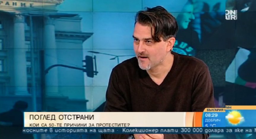 Причината за протестите? Страхотна липса на справедливост, убеден е писател