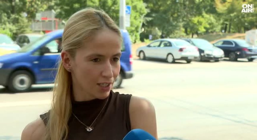 Две 10-годишни момчета са хвърляли бетонни късове по колата на Невяна Владинова