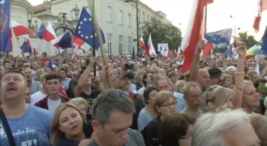 Многохилядните протести в Полша не стихват