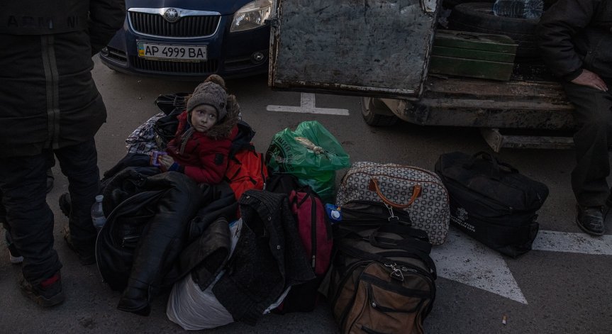 Киев: Русия атакува сграда на Червения кръст в Мариупол, отвлечени са 70 жени и медици