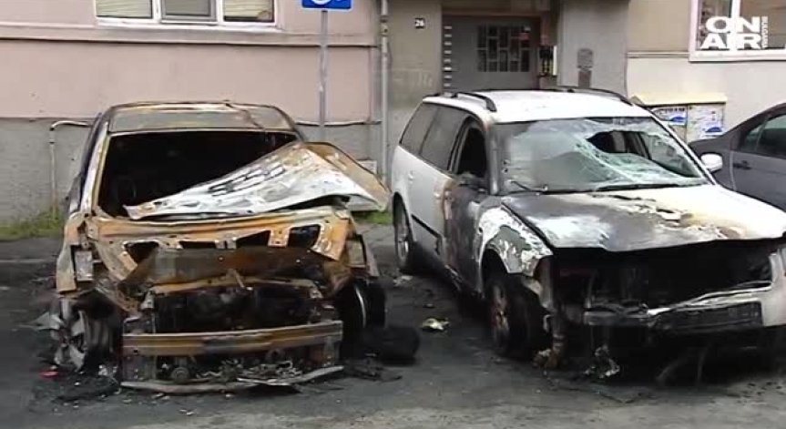 Три леки коли са били опожарени снощи във Варна