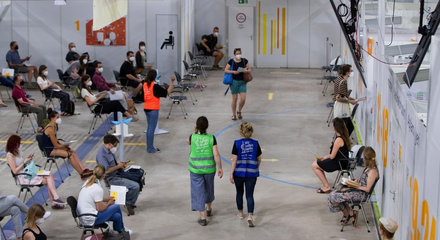 Вандалски атаки срещу ваксинационни центрове в Германия