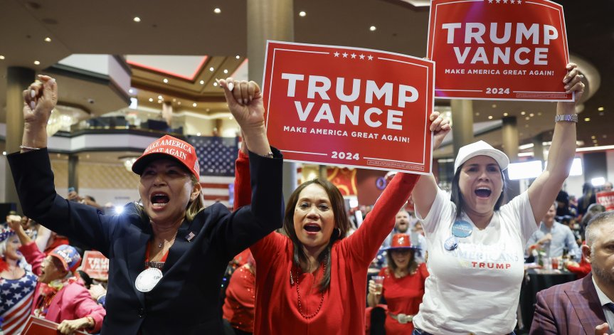 Привържениците на Тръмп ликуват след победата му.