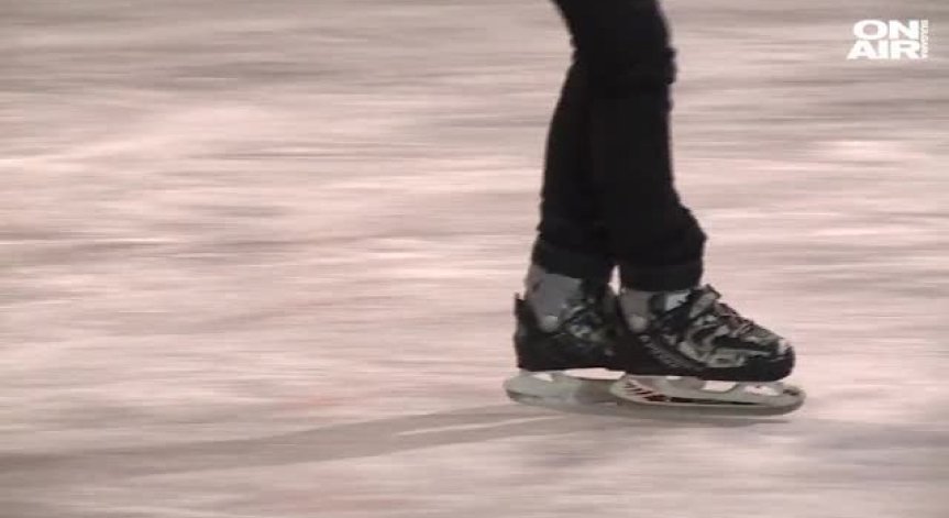 Отвориха ледената пързалка в София