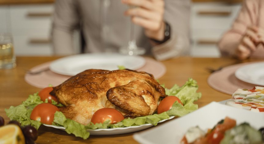 На трапезата се слага кокошка или пиле.
