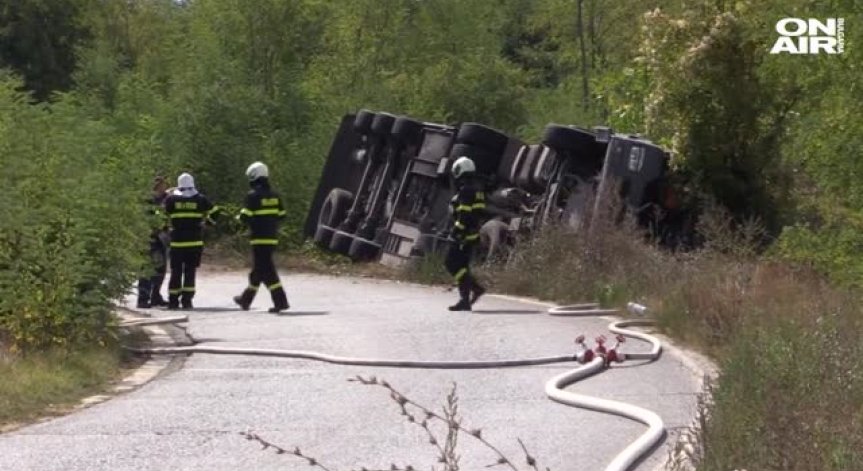 Цистерна с 50 тона бензин се обърна на пътя Стара Загора-Казанлък