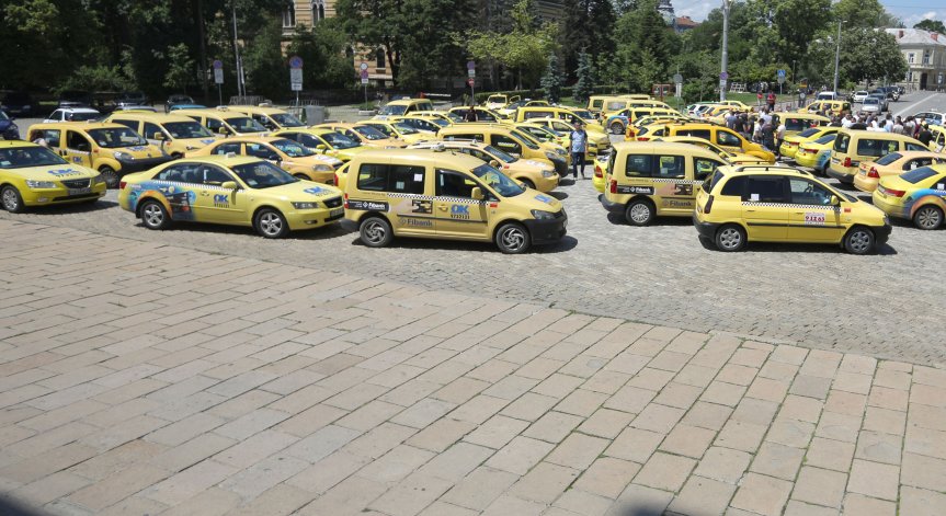 Такситата в София поскъпват с 15%