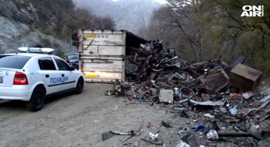 ТИР се преобърна на остър завой в Кресненското дефиле