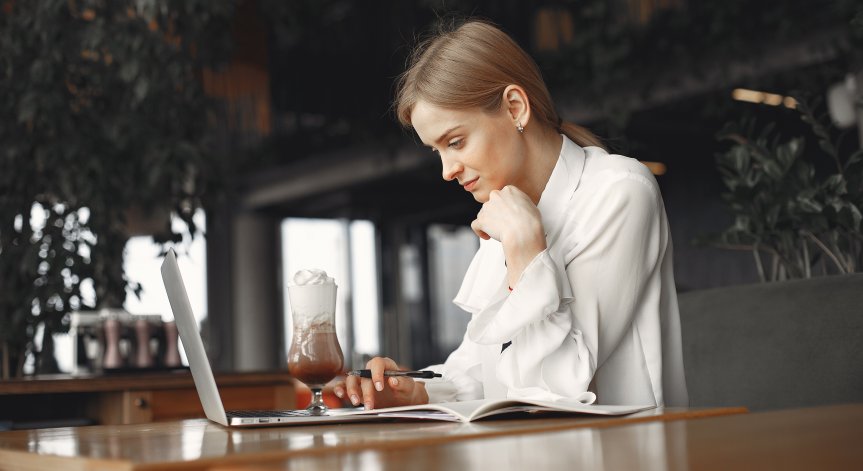 Заплатите на жените в България изостават спрямо тези на мъжете.