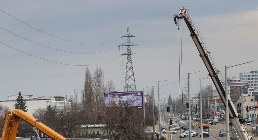 Деца решиха да си направят екстремно селфи.
