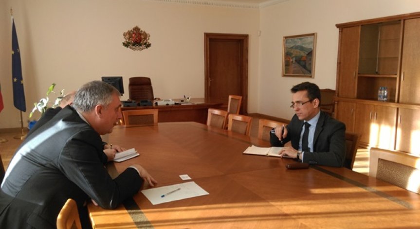 Френският посланик поиска разяснения за пенсионната реформа от Калфин