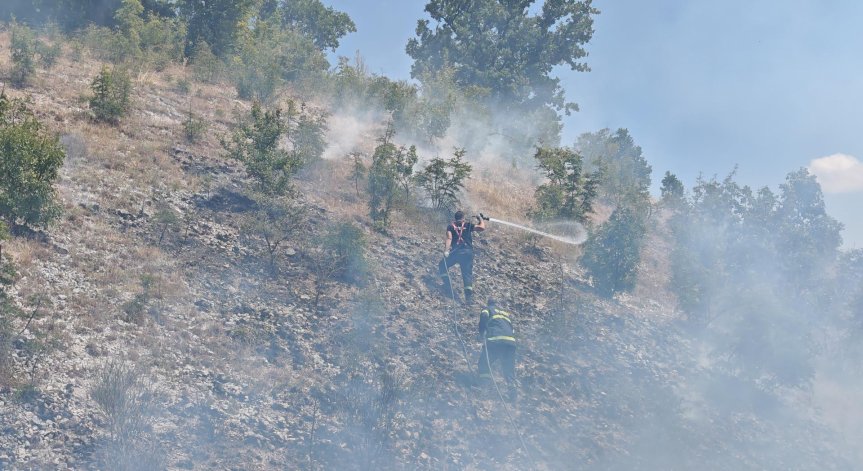 Гасят отделни огнища.