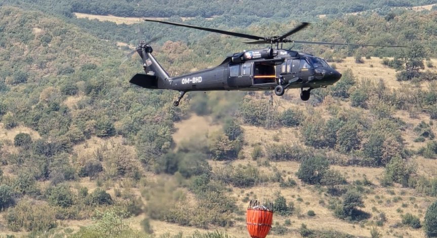 Продължава работата си и екипажът на вертолет AS-532 Al Cougar.