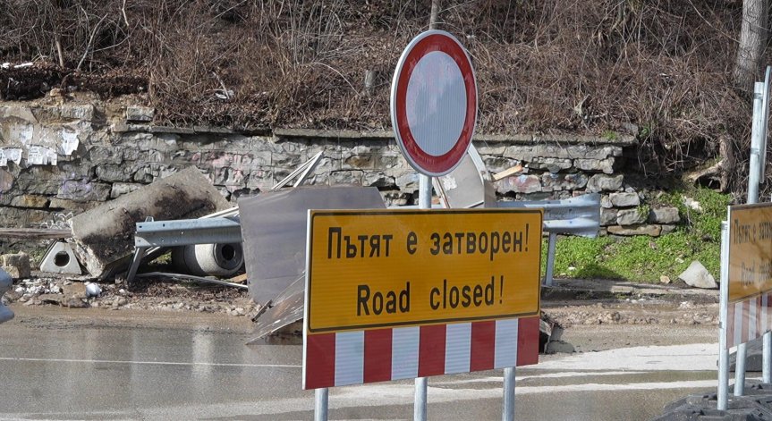 Скали и земни маси затрупаха спирка във Велико Търново