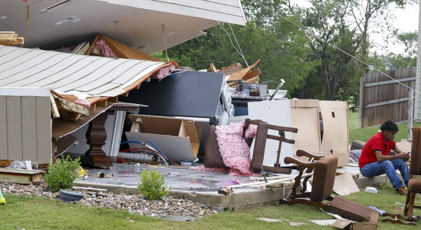 Торнадата в САЩ взеха 15 жертви, най-малко 100 са ранените
