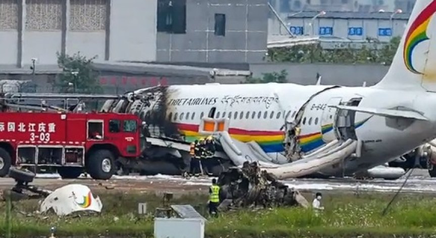 Пътнически самолет излезе от пистата и пламна на летище в Китай, над 30 са ранените