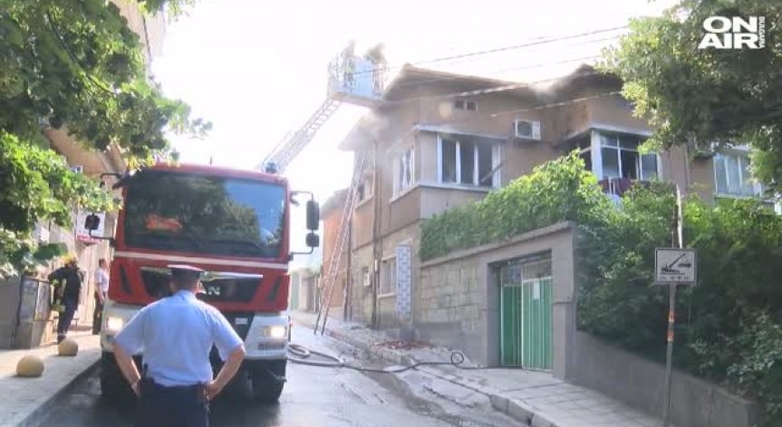 Пожар избухна в къща в центъра на Хасково, пострадал е възрастен мъж