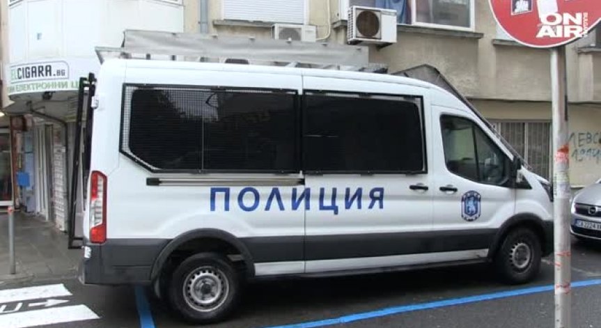 Спипаха шестима мъже и една жена за разпространение на дрога