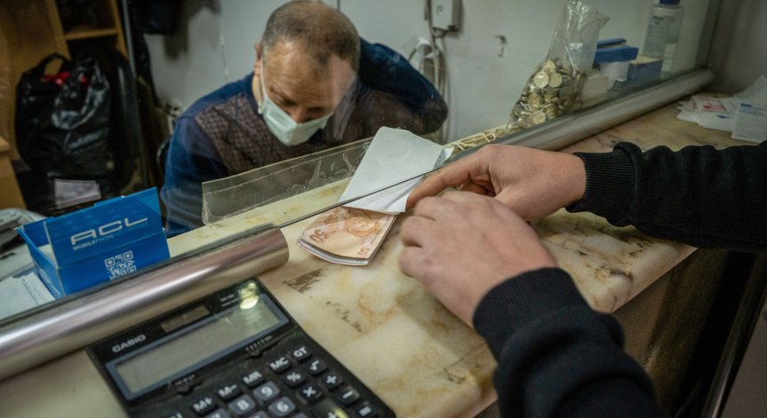 Пандемията топи спестяванията на българите, особено тези до 1000 лв.