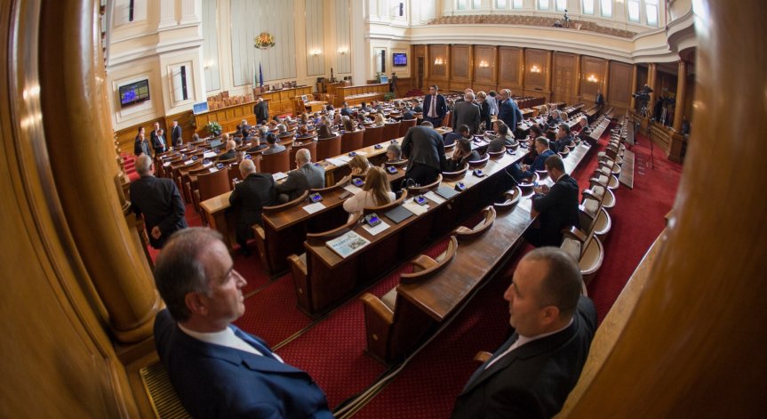 Страсти и бойкот в парламента заради скандала с ДАБЧ