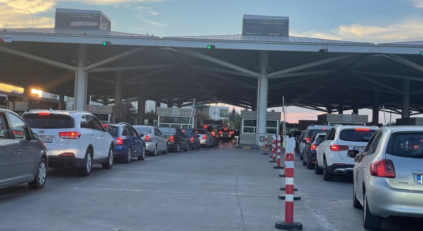 Опашки по границата с Турция заради нови такси за внесени мобилни телефони