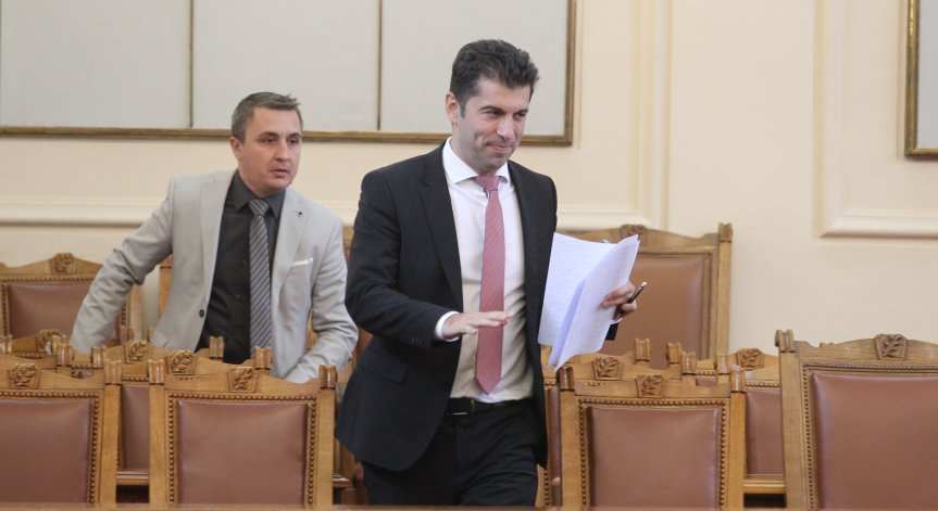 Петков: Още търсим подкрепа от депутати за предстоящия вот на недоверие