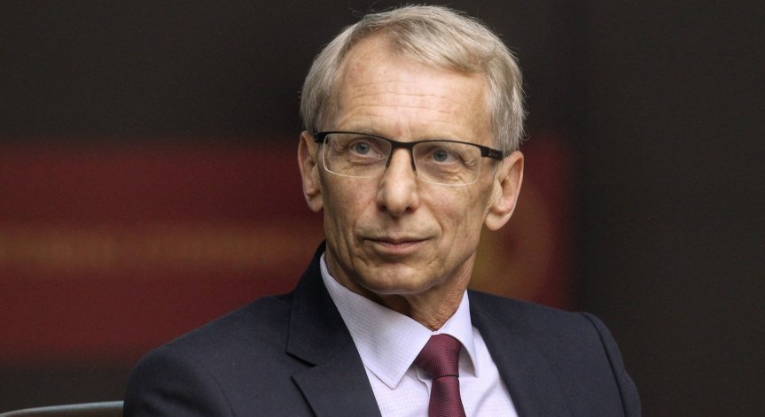 МОН: Учебната година трябва да продължи присъствено с всички мерки