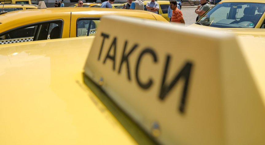 Клиент нападна таксиметров шофьор с нож и го рани в главата във Враца