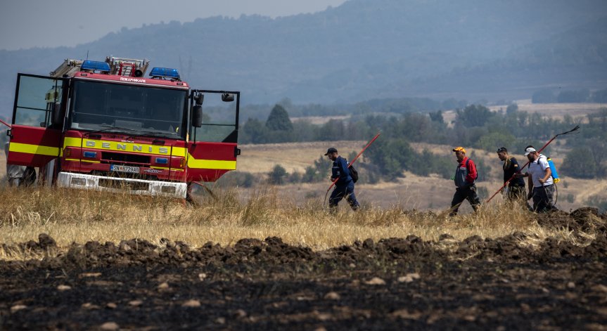 Причината за пожара е запалено стърнище.