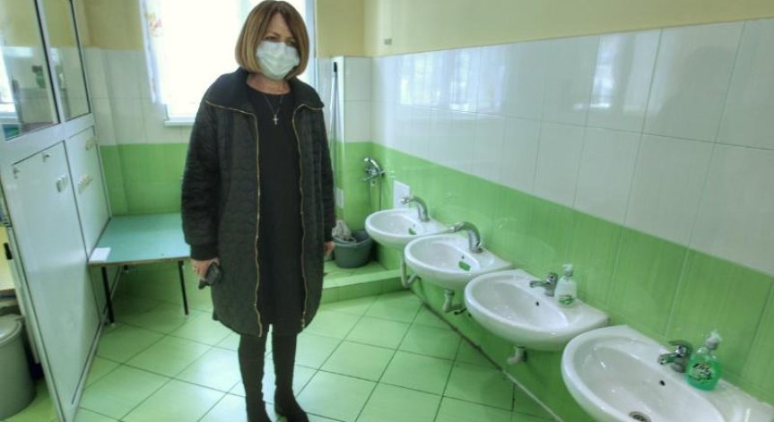 Фандъкова: Учениците от 5 до 12 клас да учат онлайн, заведенията да затварят в 22:00