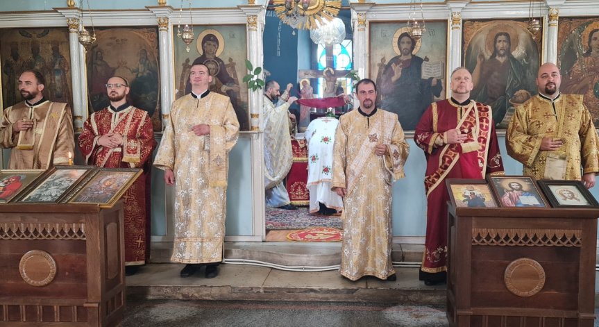 Църквата прославя Светата Животворна Троица, отбелязваме празника Свети Дух