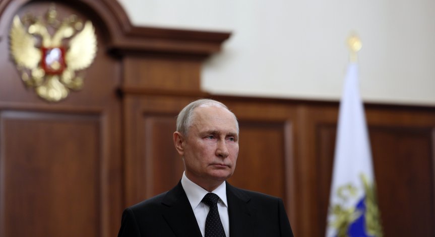 Загубиха се следите на самолета на Путин, премиерът на Русия е извън Москва