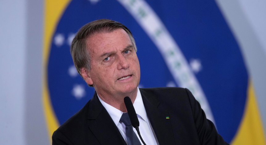 Болсонаро съзря връзка между ваксините и СПИН, разследват го за дезинформация
