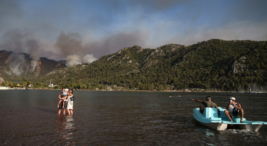 Туристи бягат с лодки от турските курорти заради пожарите