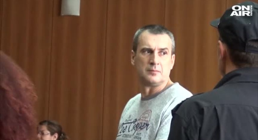 Обвиненият в убийството на родителите си полицай остава в ареста