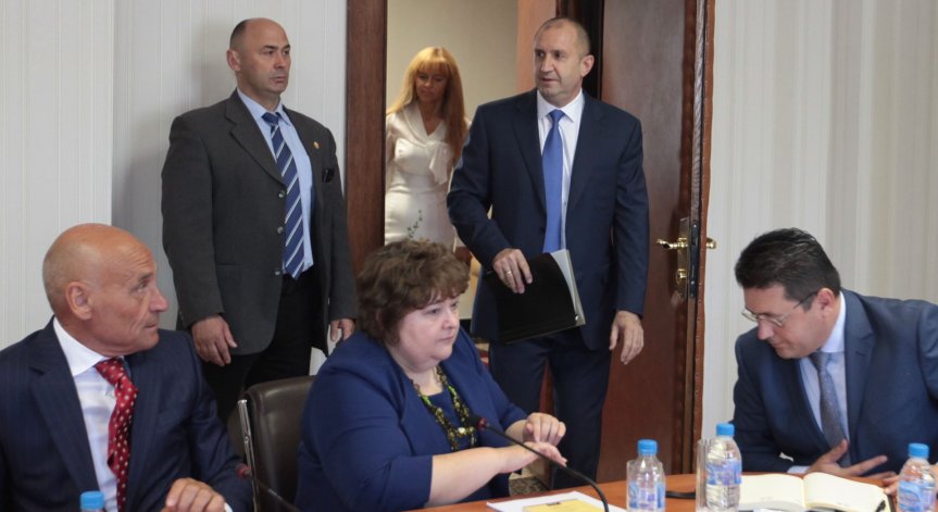 Румен Радев по време на кръглата маса: Не надхвърлям правомощията си
