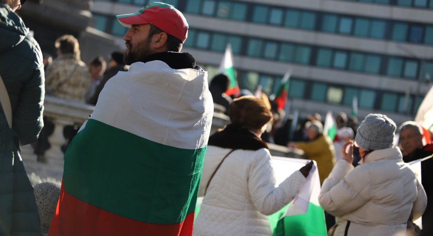 Струпват пластмасови оръжия пред парламента в неделя