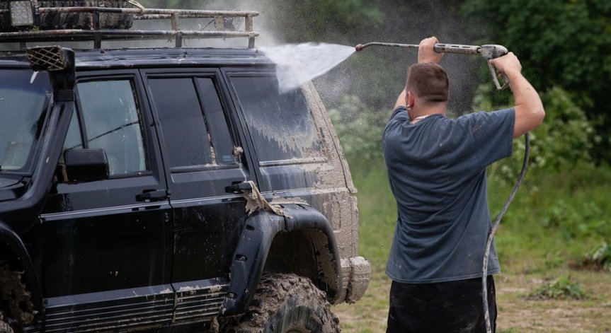 Миенето на колата под високо налягане може да причини сериозни щети по боята
