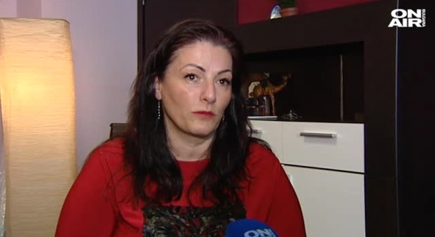 Благородно: Жена чете онлайн на незрящите