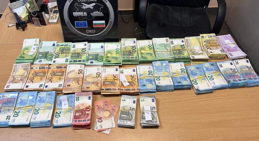 Обвиниха турчин, опитал да пренесе валута за над 390 000 лв. през 
