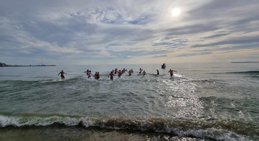 Морето в момента е бурно и много опасно.