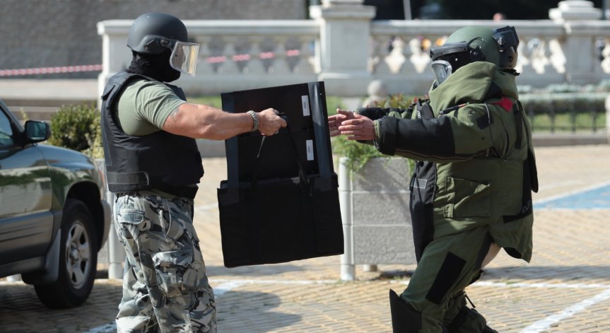 Изоставена раница пред НС вдигна на крак полицията в София