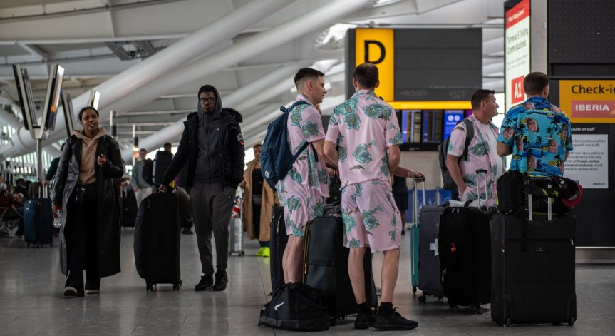 Криза с персонала по летищата във Великобритания, търсят вариант с работници от ЕС