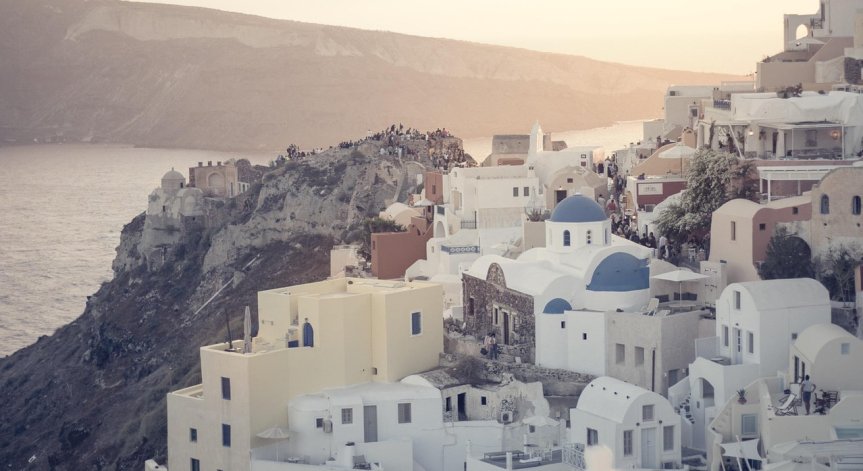 Забранено е събиране на хора.