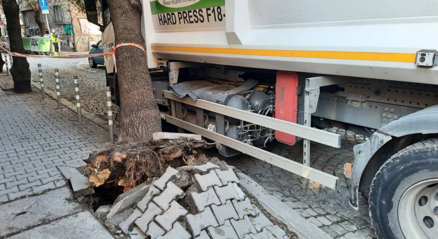 Боклукчийският камион се оказа твърде голям.