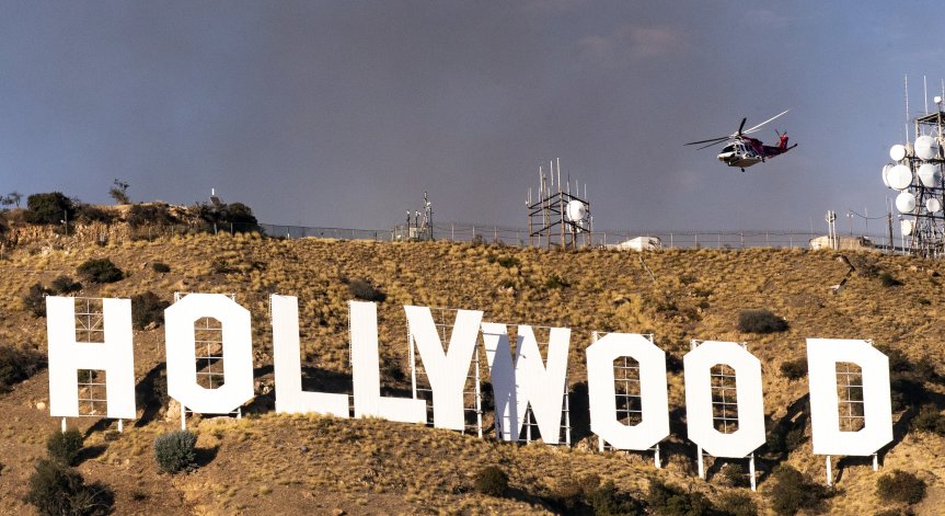 300 огнеборци гасят пожар в 25-етажна сграда в Лос Анджелис