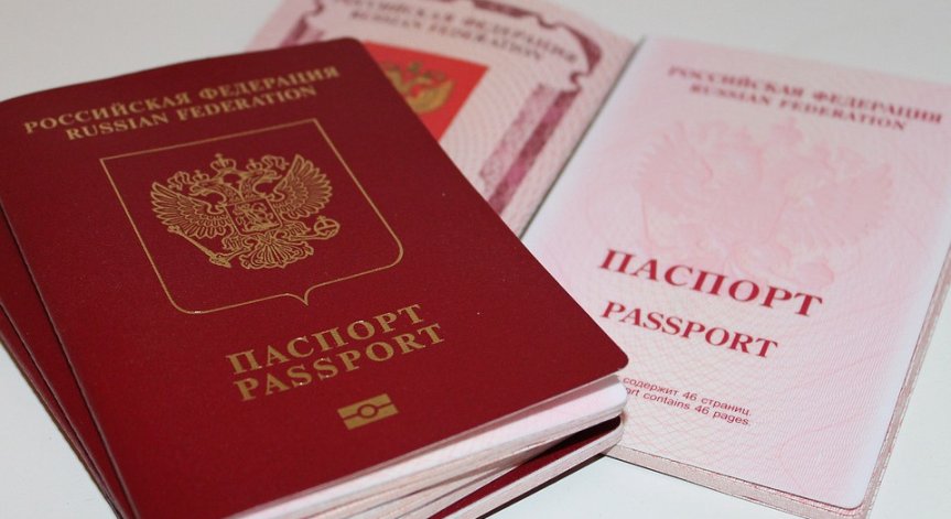 Русия взе паспортите на някои държавни служители, за да не избягат